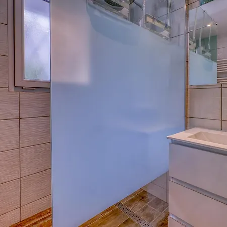 Location Avec Piscine & Parking Prive A *